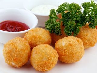 Сирні кульки з соусом журавлина