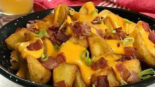 Patatas con queso cheddar y bacon