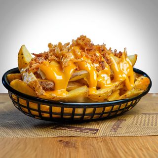 Patatine fritte con formaggi e cipolle croccanti