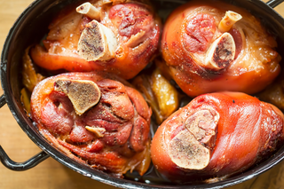 Golonka duszona k. 300 g przednia z kością, ziemniaki , kapusta zasmażana, musztarda, chrzan