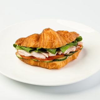 Круасан із шинкою та домашнім трюфельним майонезом