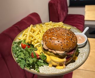 Cheeseburger Black Angus cu cartofi prajiti si sos Calipso