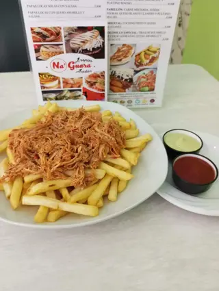 Papas Locas Con Pollo Mechado Y Salsas