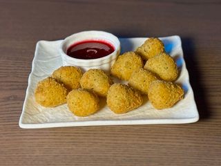 Хрумкі шматочки сиру камамбер з журавлиновим соусом (140g)