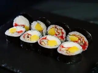 Futomaki z węgorzem i mango (8szt) (280g)