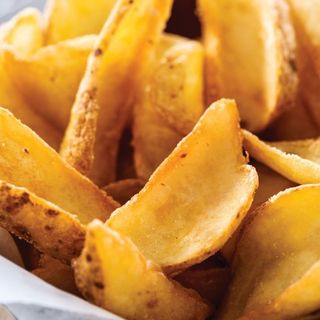 Patatine fritte grandi con buccia