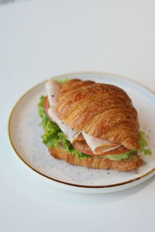 Круассан с копченой курицей