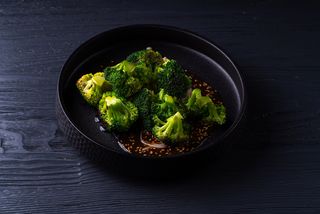 Жареный брокколи в кунжутном соусе 