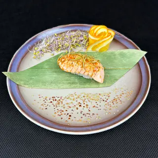 Nigiri opalany łosoś MOWI z prażonym porem 1szt.