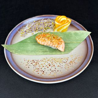 Nigiri opalany łosoś MOWI z prażonym porem