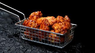 ფრთა ცხარე სრირაჩის სოუსით 5 ცალი