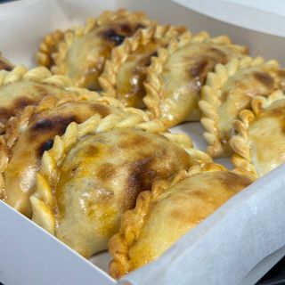 EMPANADA CARRILLADA Y CEBOLLA CARAMELIZADA