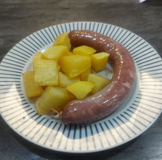 Butifarra de payes con queso roquefort y patatas brava. Se entrega caliente