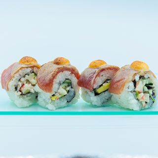 Uramaki atún rojo y aguacate con mahonesa de kimchi 