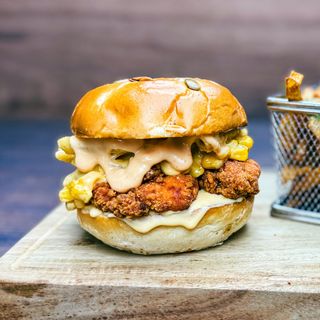 Crispy Mac & Cheese Burger cu cartofi prăjiți