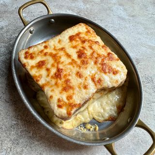 Крок-месьє бріош з пастрамі