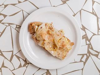 Брускета з грушею та сиром Дор блю