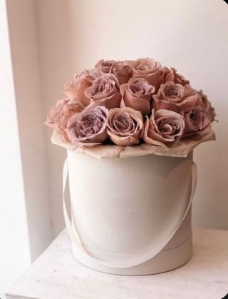 Cappelliera bianca con  rose rosa