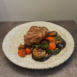 Стейк зі свинини з овочами гриль за 100г