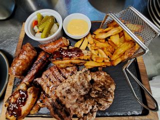 Mix grill cu cartofi și murături pentru 2 persoane