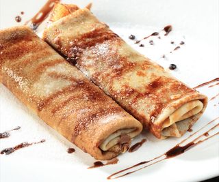 Clatite cu dulceata de fructe de padure