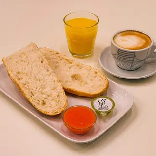 Desayuno La Crujiente con Tomate Natural y AOVE