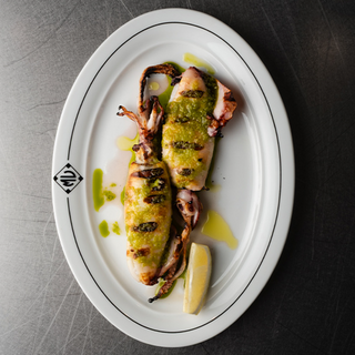 305 Calamars a la brasa amb salsa allioli i oli de julivert