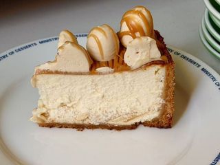 Пряний чізкейк з яблучним гратеном та карамеллю (240g)