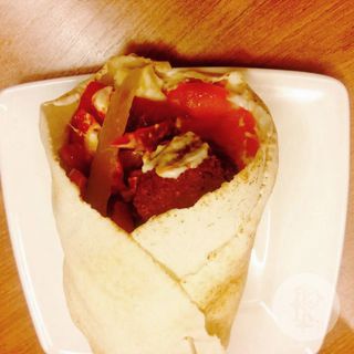 Kanapka z papryką i falafel