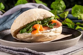 Sandwich com salmão fumado, cream cheese e rúcula
