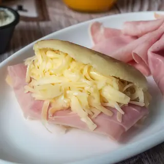 Arepa jamón y queso