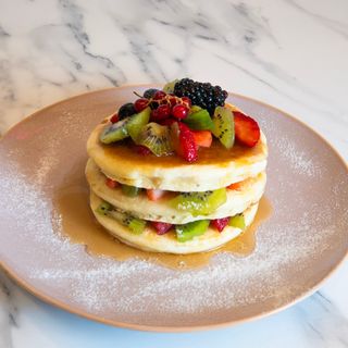 PANCAKE FRUTTA SCIROPPO D'ACERO E PANNA