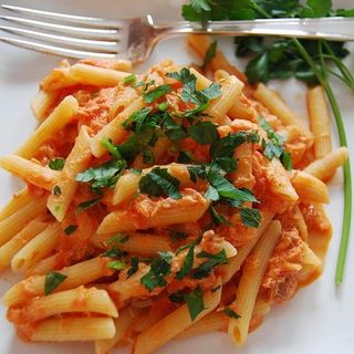 Penne con salmón ahumado en salsa rosa y vodka