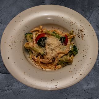 Спагети с пиле и броколи   300г