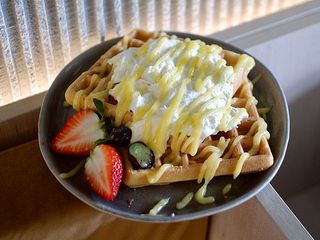 Вафлі з кремом маскарпоне лимонним курдом та сезоними ягодами (150g)