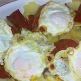 huevos rotos con pimientos y pollo