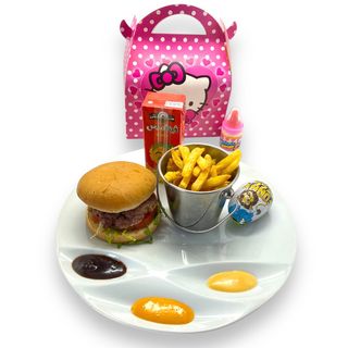 Cheeseburger + frites + jus + cadeau surprise
