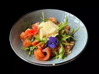 Салат з лососем власного посолу (230г)