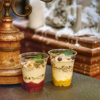 Yogurt Parfait cu musli si mango - produs de post