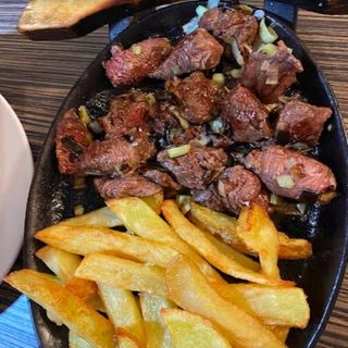 Daditos de solomillo con ajetes