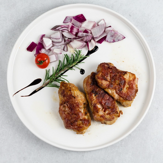 Punjeni pileći file u slanini