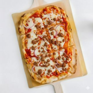 Pinsa Salsiccia e Cipolle