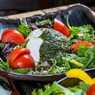 Ensalada Burrata Con Tomate Y Pesto