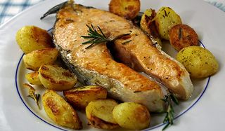 Salmone alla griglia con patate arrosto e insalata fresca