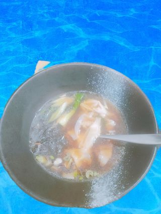 111. Zuppa di wonton al brodo