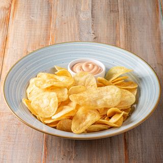 Chipsuri de casă + sosul casei