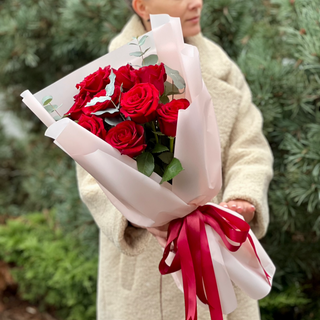 Bukiet z czerwonej róży i eukaliptusa