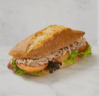 Bocadillo De Atún Y Ensalada