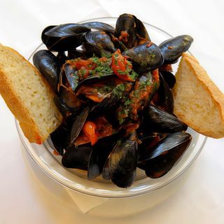 Cozze al guazzetto di pomodoro con crostoni