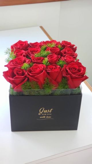 Caixa Preta com Rosas Média